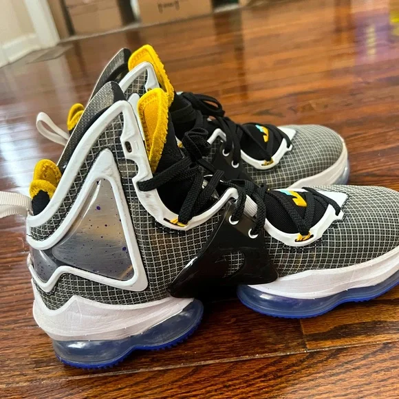 NIKE Lebron 19 “HARDWOOD CLASSICS” BasketBall Shoes - Picture 7 of 8